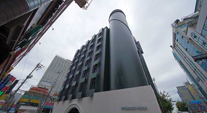 Croissant Hotel Guri by AanK