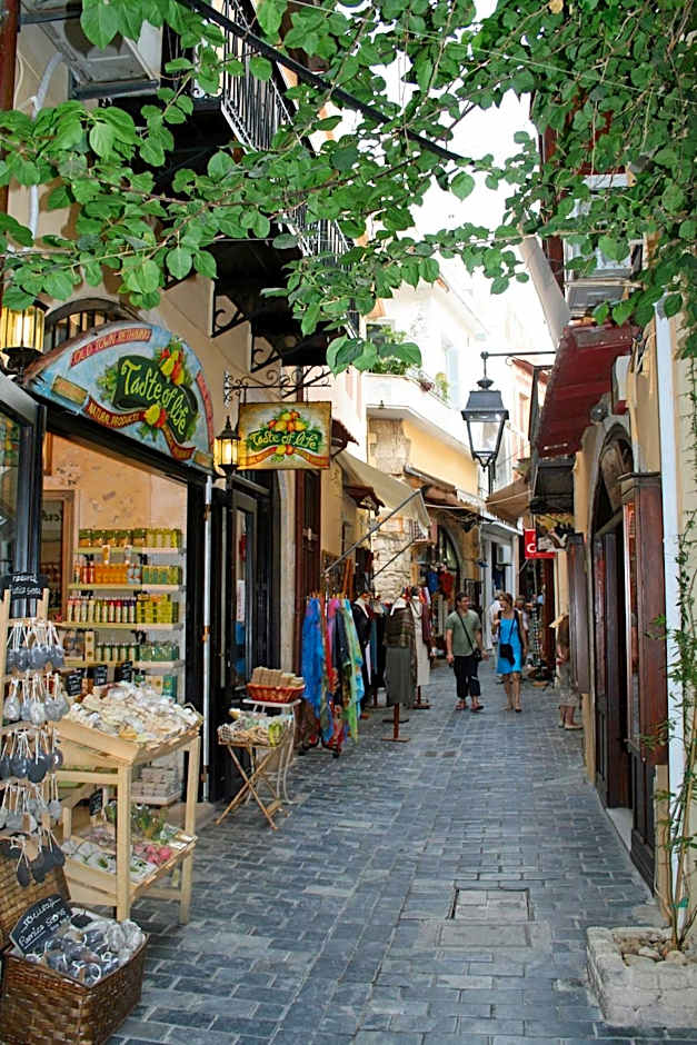 Leonidas Hotel & Apartments