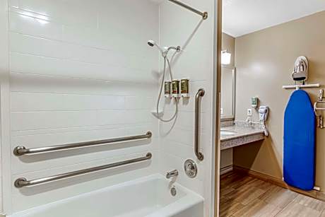 ACCESSIBLE - 2 QUEEN,MOBILITY ACCESSIBLE,WALK IN SHOWER,NSMK,FULL BREAKFAST