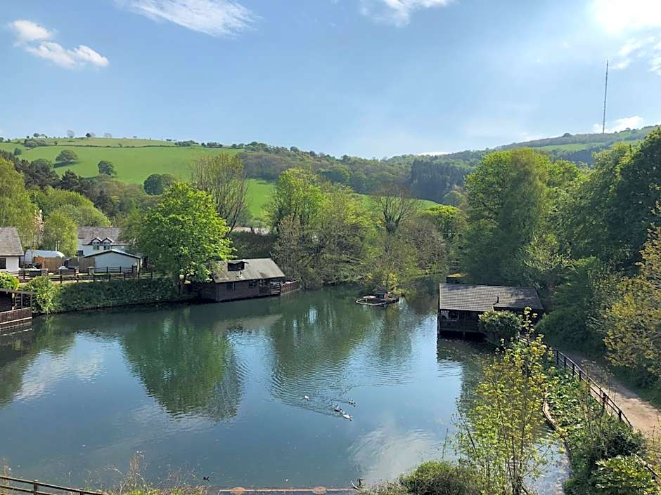 Herons Lake Retreat Hot Tub Lodges