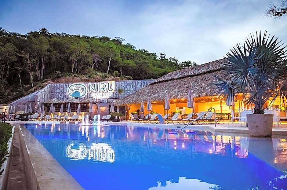 Binniguenda Huatulco & Beach Club