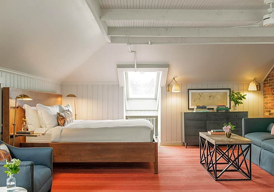 Oakhurst Inn at the University