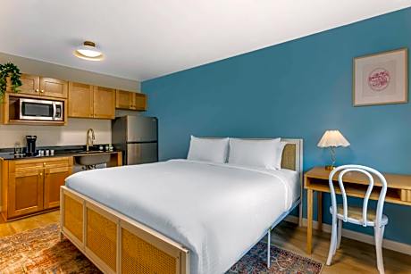 King Room with Roll-In Shower - Pet Friendly/Disability Access