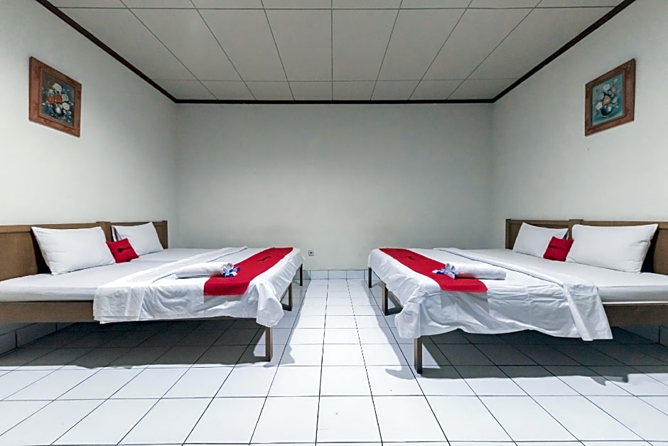 RedDoorz Plus @ Hotel Griya Astoeti