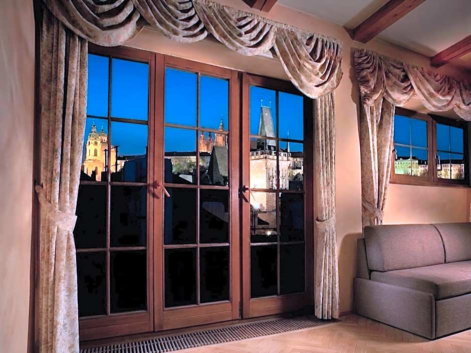 Hotel At the Golden Scissors