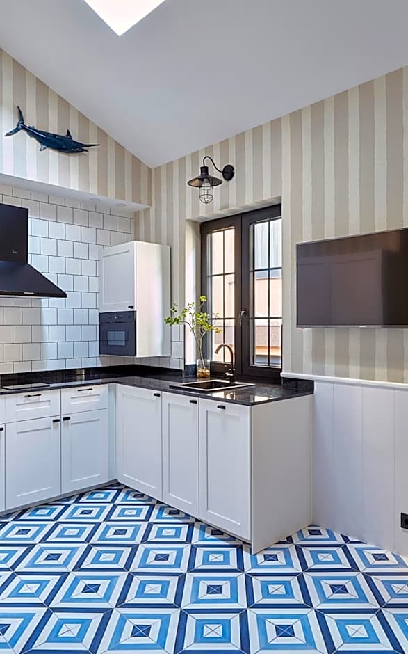 "Breeze" Aparthotel by Parrot`s House