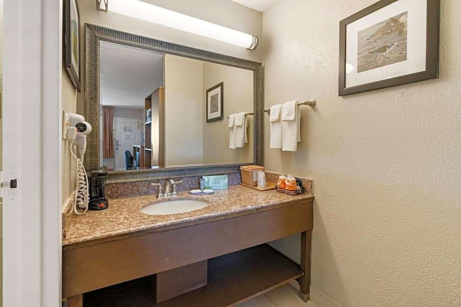 Clarion Pointe Galveston - Beachfront