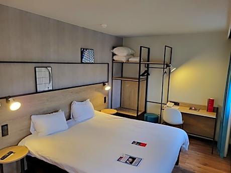 Standard Room with One Double Bed and One Single Bed