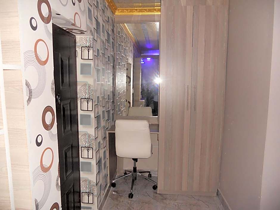 Gold Crown International Hotel