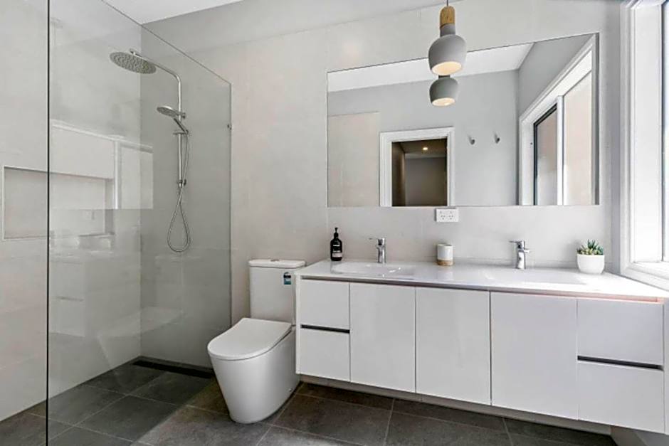 HALE KUPA Rye Beach House Spa Table Tennis