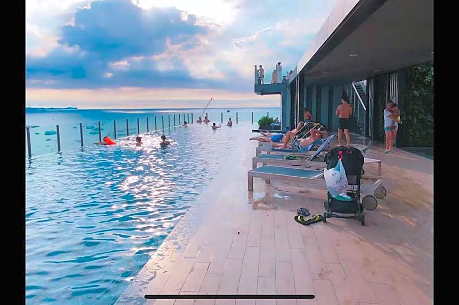 the base 网红公寓 市中心核心区顶层无边泳池俯瞰整个芭堤雅海湾