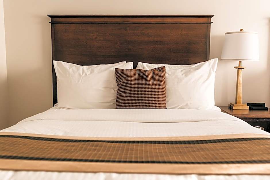Aurora Inn