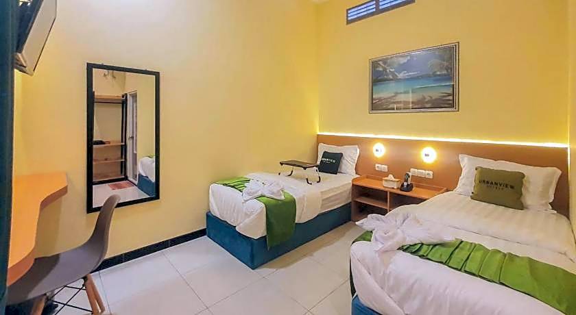 Urbanview Hotel Sakura Kampung Inggris Pare by RedDoorz