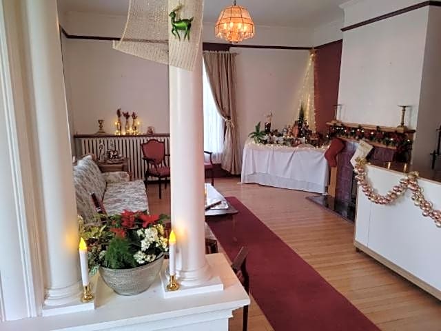 Marmora and Lake Inn and Victorian Diner