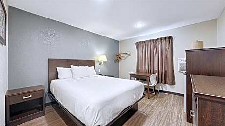 1 King Bed, Accessible, Roll-In Shower, Refrigerator & Microwave