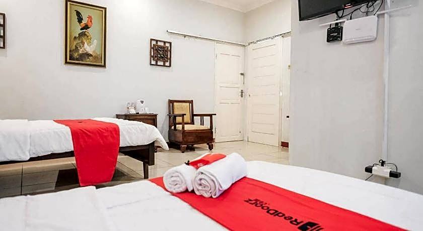 RedDoorz Syariah Plus near Trans Studio Cibubur