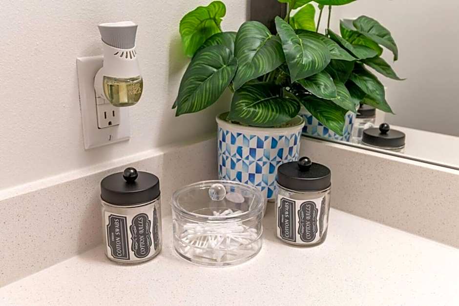 Paid Garage Parking- King Bed-balcony Wd 55" Tv