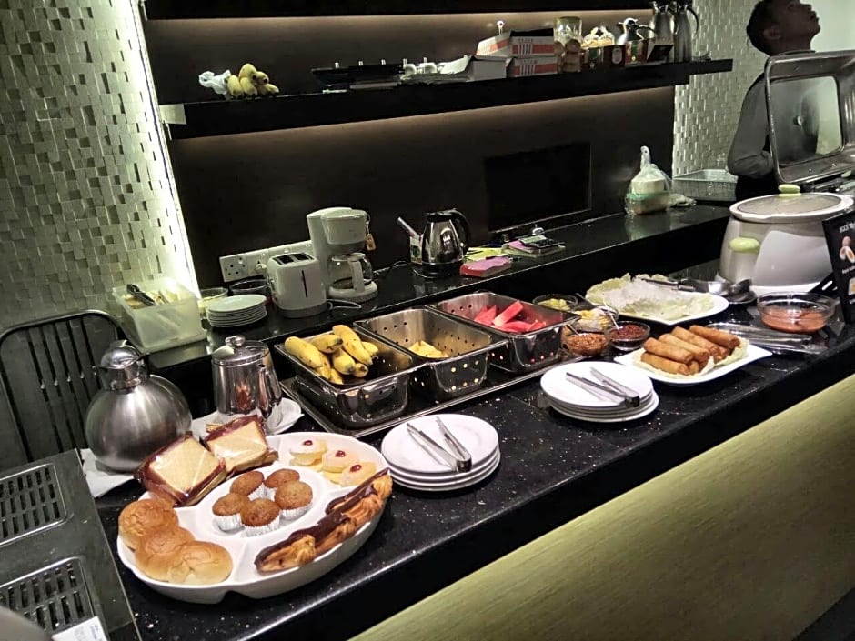 Clover City Center Plus Hotel