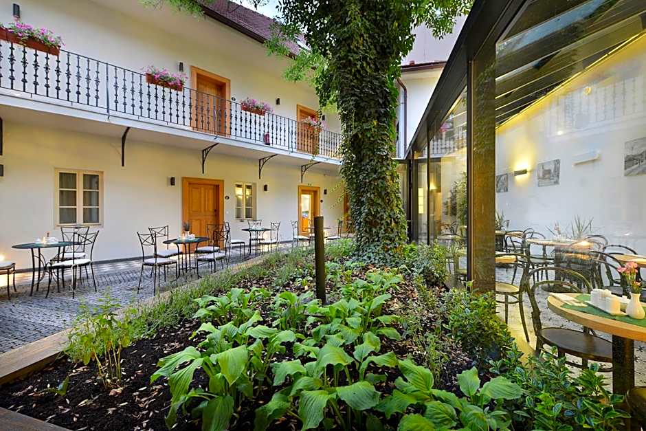 Hotel At the White Lily