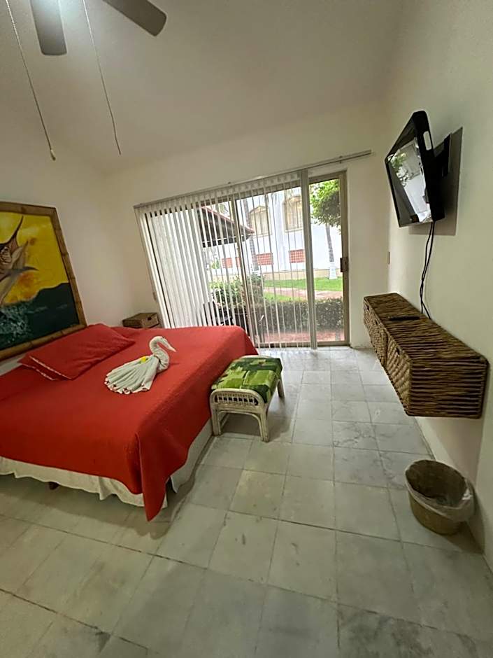 HAB PTa B ÁREA DE VILLAS DENTRO DEL HOTEL Junto al Krystal EN IXTAPA WIFI 2A 1M Con playa