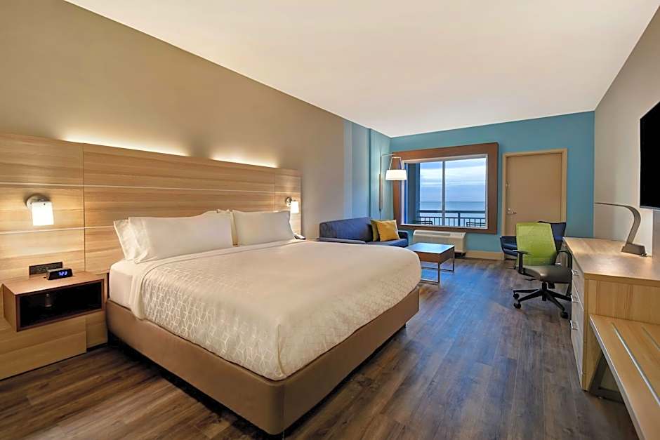 Photo 1 of 7 of 1 King Bed Suite, Ocean front, Balcony