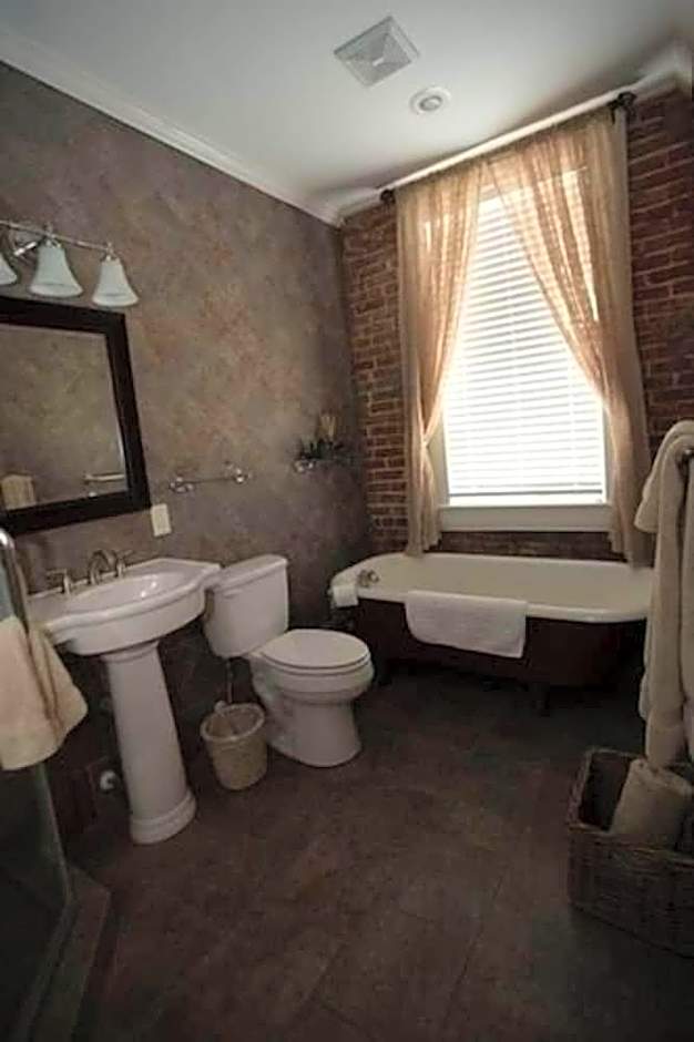 Hamilton House Inn