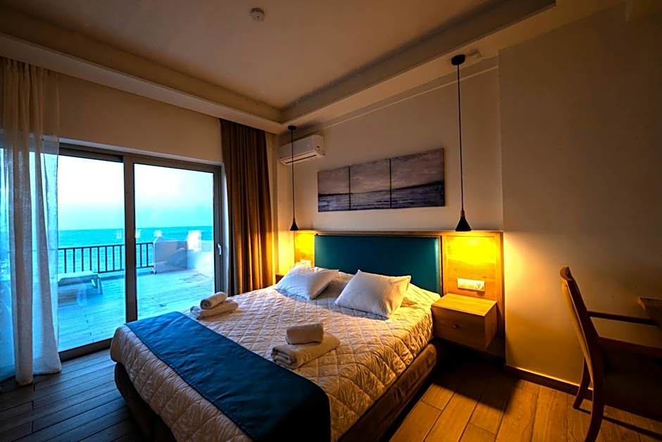 Cavos Bay Hotel & Studios