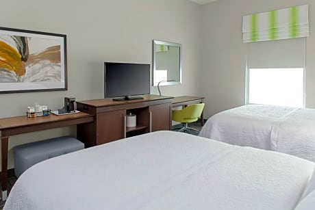  2 QUEENS MOBILITY ACCESS W/TUB NONSMOKING - HDTV/FREE WI-FI/WORK AREA - HOT BREAKFAST INCLUDED -
