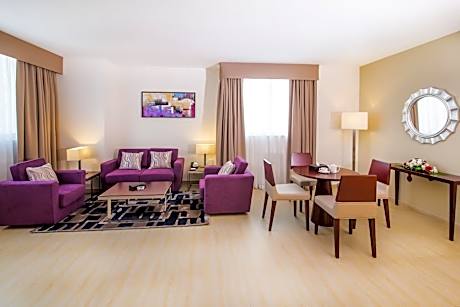 Family Three-Bedroom Suite with Sea View