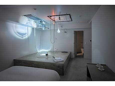 Avant-garde Water and Sound installation Room “no man’s waters / place that don’t see” by Tetsuya Umeda