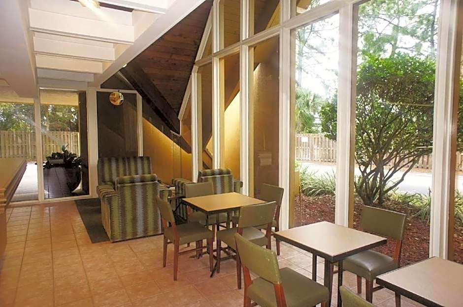 Baymont by Wyndham Intl Speedway/I-95/Daytona Beach