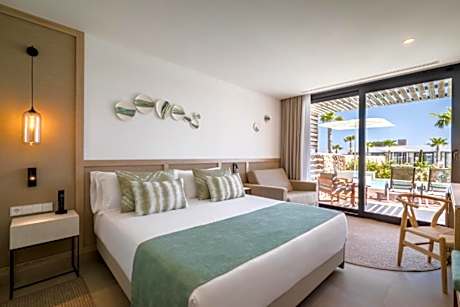 Junior Suite Room with semi-private pool