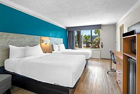 Double room with 2 Double Beds, Pool View - Non Smoking