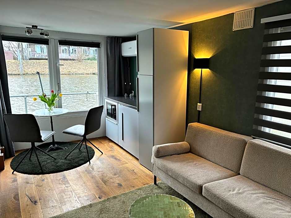 Luxury studio on Robs houseboat special for couples