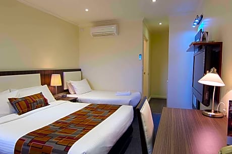 1 Queen 2 Single Beds - Non-Smoking, Free Wi-Fi, 42 Inch Lcd Television, Cable Tv, Mini Bar, Air-Conditioned