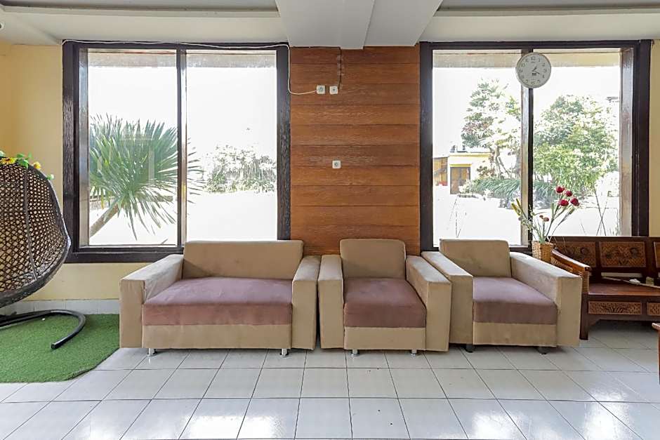 RedDoorz Plus near Museum Angkut Batu 4