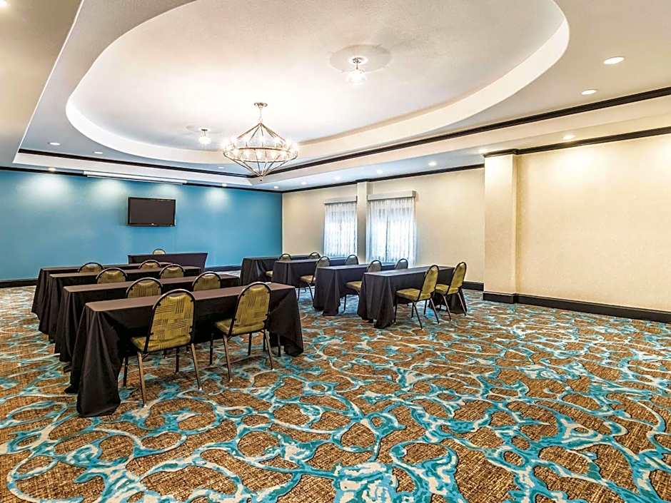 La Quinta Inn & Suites by Wyndham Dallas Grand Prairie South