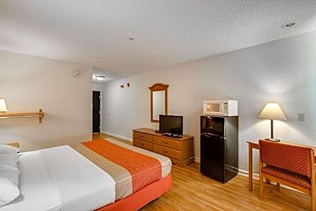 1 Queen Bed | Mini Fridge, Smoking