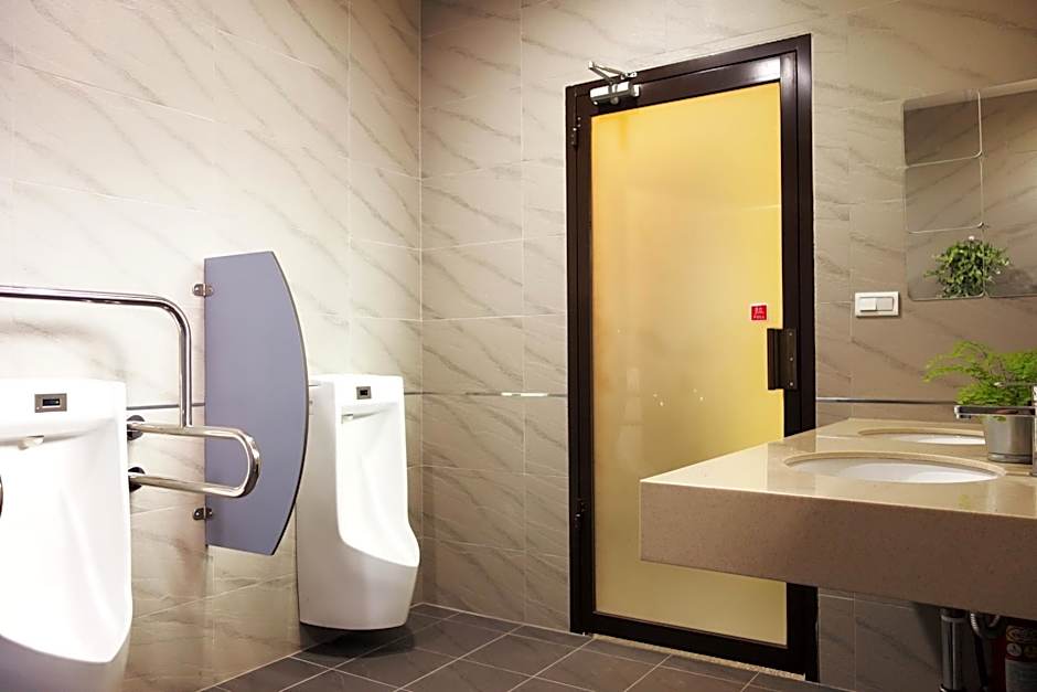 Douzi Hotel Taoyuan Airport Metro THSR A17