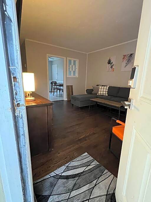 Modern & Cozy 2 bedroom home near downtown Shawnee