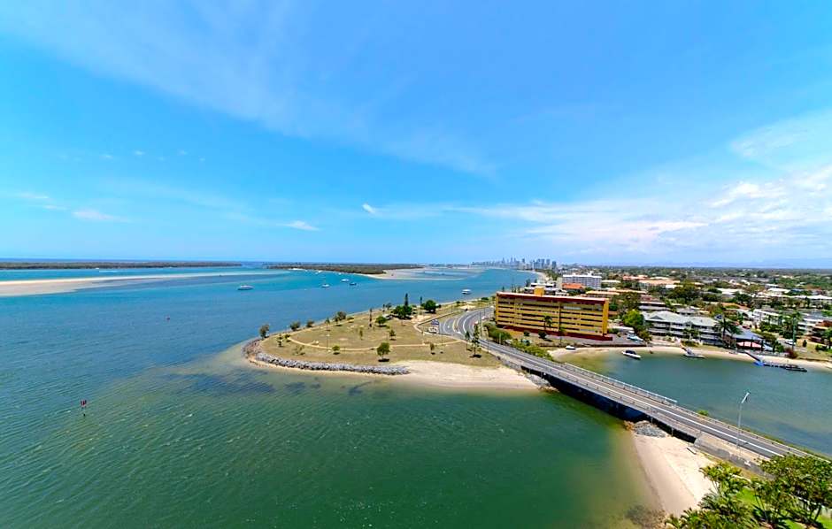 Broadwater Shores Waterfront Apartments
