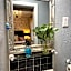 Delovely Hotel