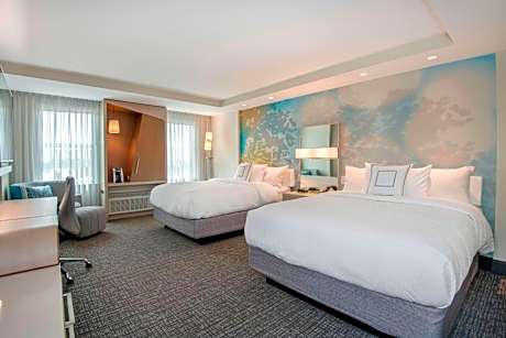 Queen Room with Two Queen Beds and Adapted Tub - Mobility Accessible