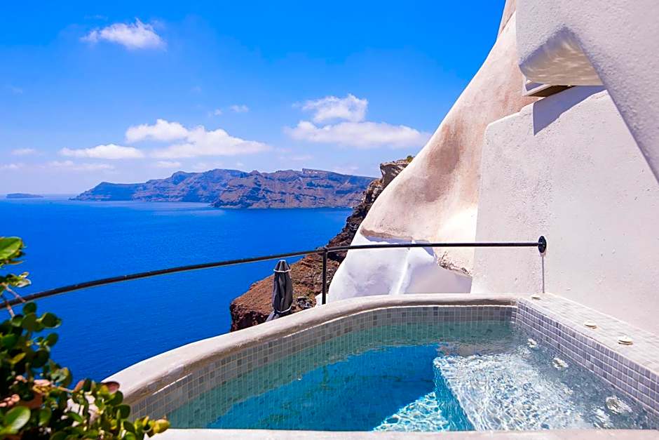 Pezoules of Oia