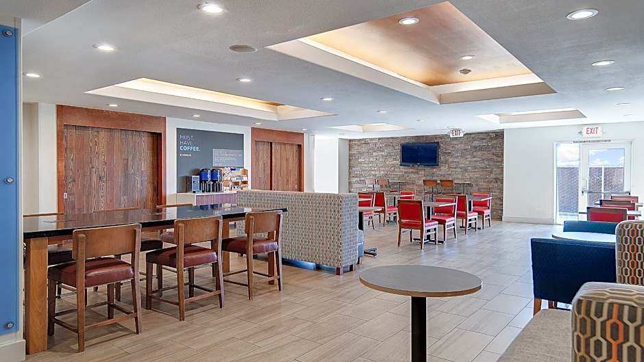 Holiday Inn Express Hotel & Suites Dinuba West By IHG