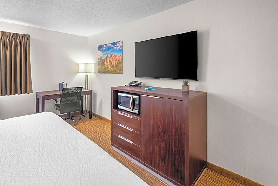EverSpring Inn & Suites