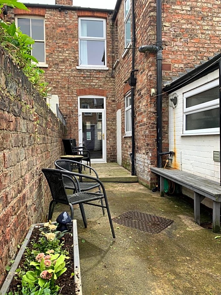 Riverside Lodge - Quaint Victorian Home By The River