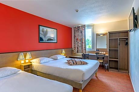 Quadruple Room (1 double bed, 1 single bed, 1 child bed (70/63 in))