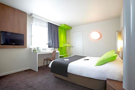 Standard Room - 1 Queen Bed