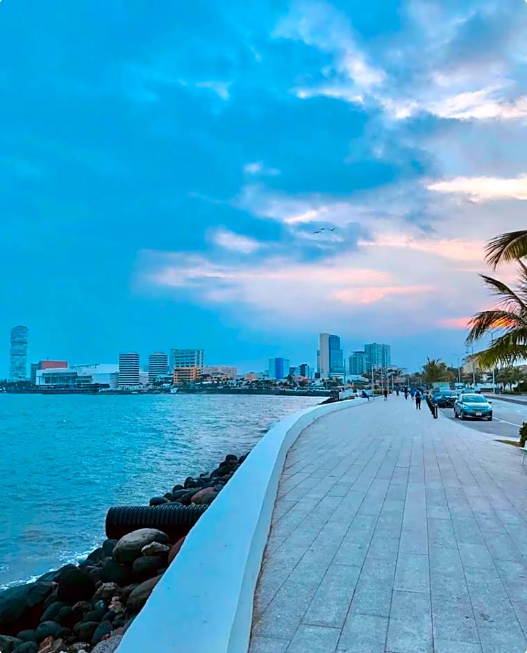 Suites Brisa Marina - atrás de Playa Regatas y el Malecón, 6 calles del Acuario
